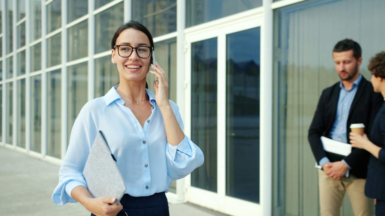Persone al lavoro in ufficio